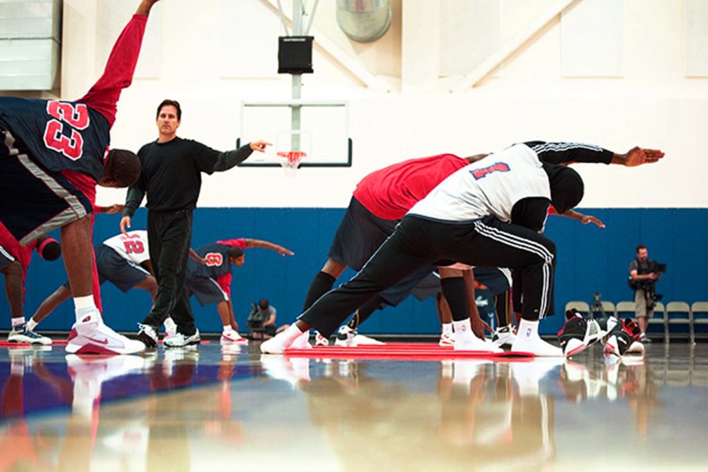 team usa basket en train de pratiquer le yoga à l'entrainement